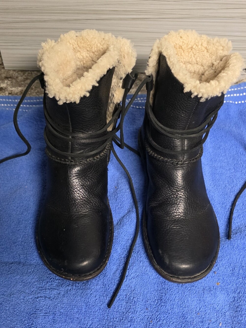 Women's UGG Cream Shearling Interior Black Boots Sz 9